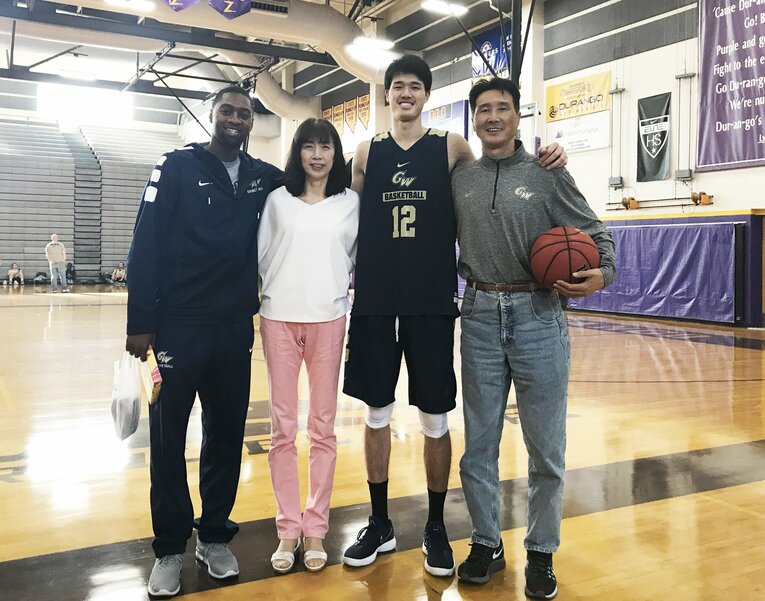 2017年11月、大学4年の渡邊雄太と父・英幸さんと母・久美さん（筆者撮影）