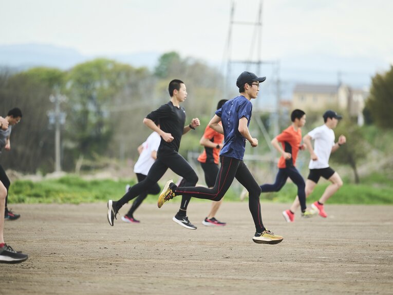 強豪・佐久長聖高校の練習。起伏のあるクロスカントリーコースで練習する選手たち　©Yuki Suenaga