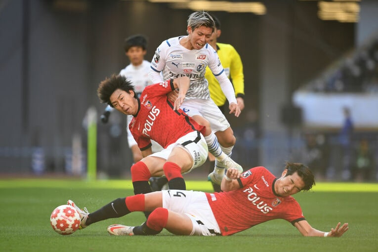 柴戸（中央）のプレーはまさに縦横無尽だった　©Masashi Hara/Getty Images