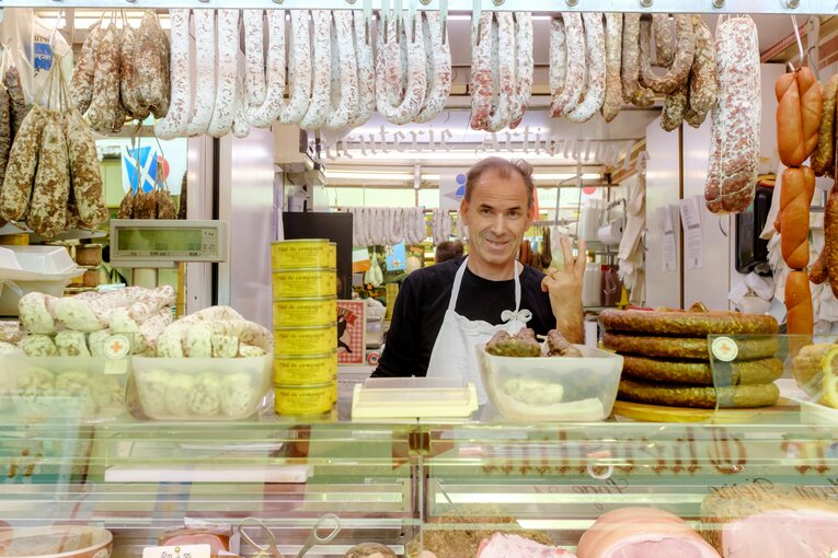 豚肉屋を営むジャン・イブさん。イブさんともGoogle翻訳を通じてコミュニケーションがとれた　©Kiichi Matsumoto