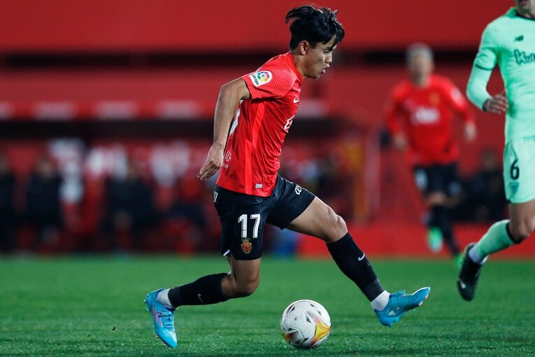 久保建英の“劇的決勝ゴール後に消えた疾走”は「客席に飛び込みたかったけど高すぎて無理」だった？《カメラマンが見た真相》(40)