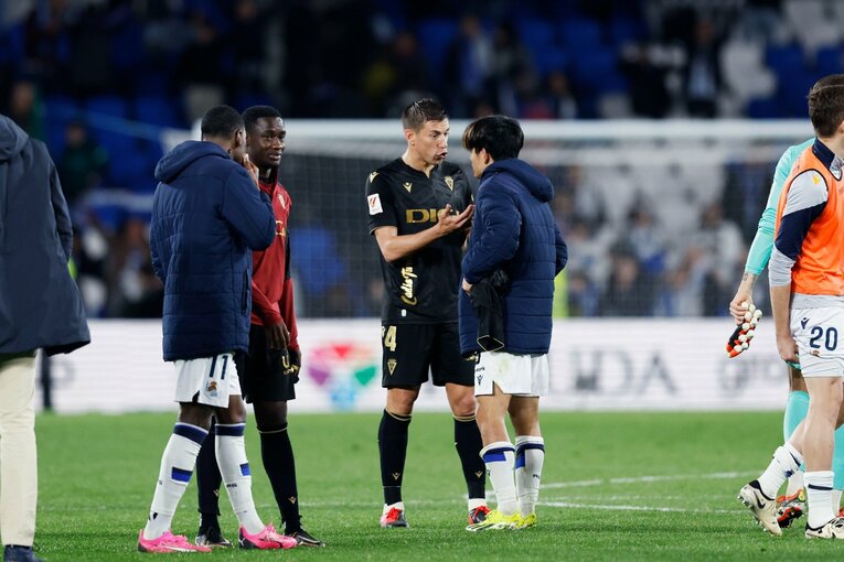 久保建英が“因縁の暴力的ファール主犯”と再会して〈気にするなよ〉間近で見た潔さ…スペイン名物ワインの本拠地に馴染む“14番への愛”(20)