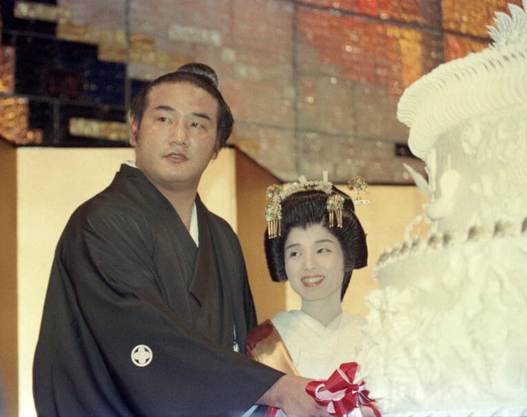 1985年9月の結婚式。ウェディングケーキにナイフを入れる大関・若嶋津と新婦の高田みづえさん、東京・紀尾井町のホテルニューオータニで　©KYODO