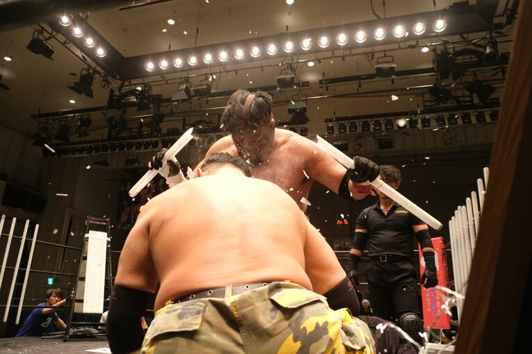 マンモス佐々木とのタイトル防衛戦、蛍光灯ごと頭突きを見舞うジャック（2枚目）