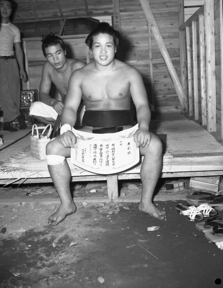 豊登、貴重な力士時代の写真。1953年10月、秋場所で十両優勝したときの1枚　©Nikkan Sports
