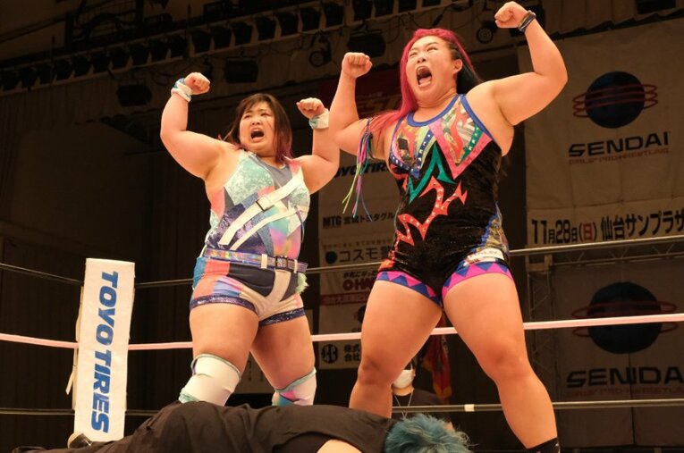 センダイガールズ11.23後楽園大会メインにて躍動した“チーム200キロ”の橋本千紘（右）と優宇 ／ photograph by Norihiro Hashimoto