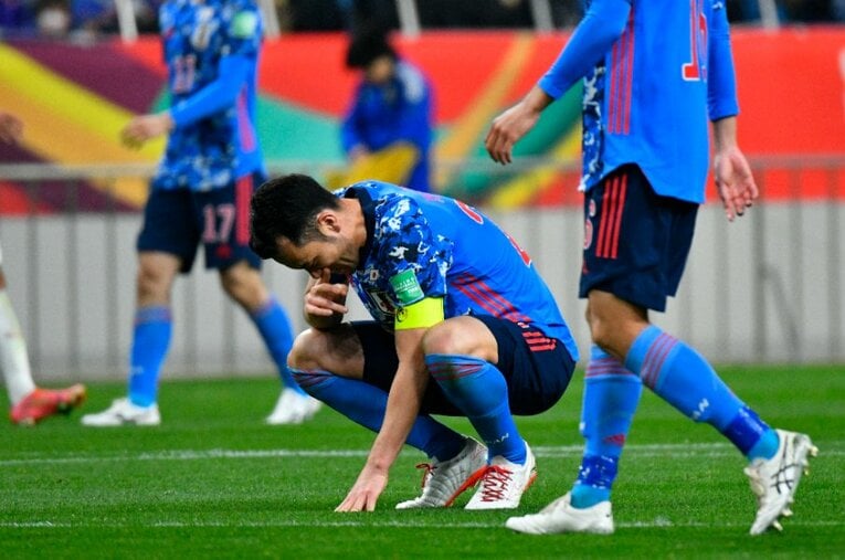 引き分けに終わった3月29日のベトナム戦。キャプテンの吉田麻也は試合終了のホイッスルと同時にピッチに座り込んだ ／ photograph by Takuya Sugiyama/JMPA