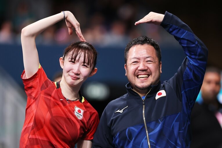 石田コーチとハートポーズ　©︎Getty Images