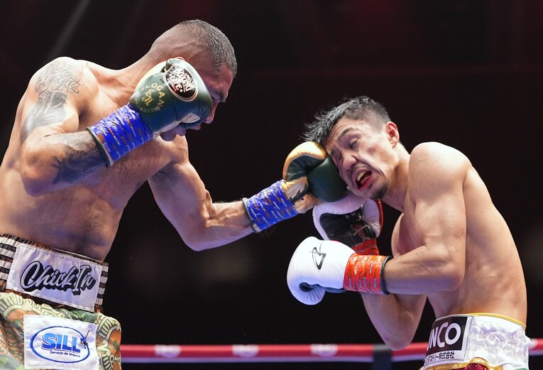 中谷潤人のテンプルをとらえたエルナンデスの左フック　©Naoki Fukuda