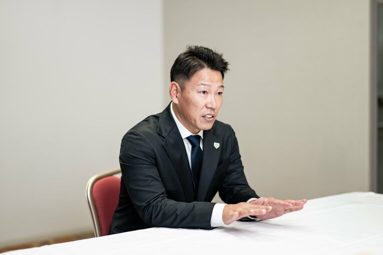 インタビューに答える井端監督　©Nanae Suzuki