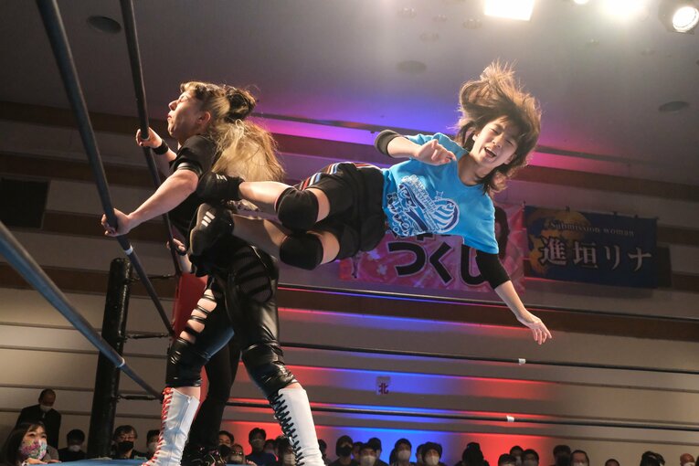 「女優vs交通情報のお姉さん」に18歳同士“意地の張り合い”対決も… 若手勢ぞろいの興行“ピースパ”に見る女子プロレスの未来(33)