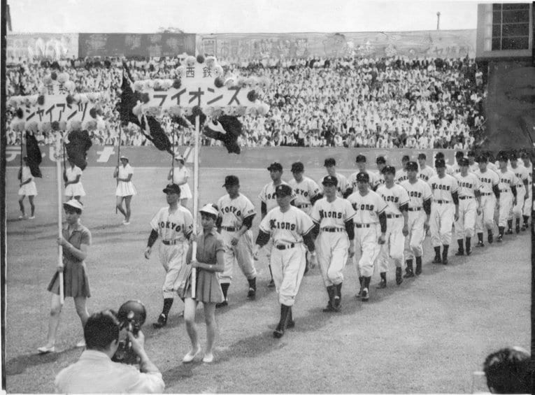 1958年の日本シリーズ。平和台球場での巨人、西鉄両チームの入場式。西鉄が3連敗のあと、4連勝で日本シリーズ三連覇を達成した　©Sankei Shimbun