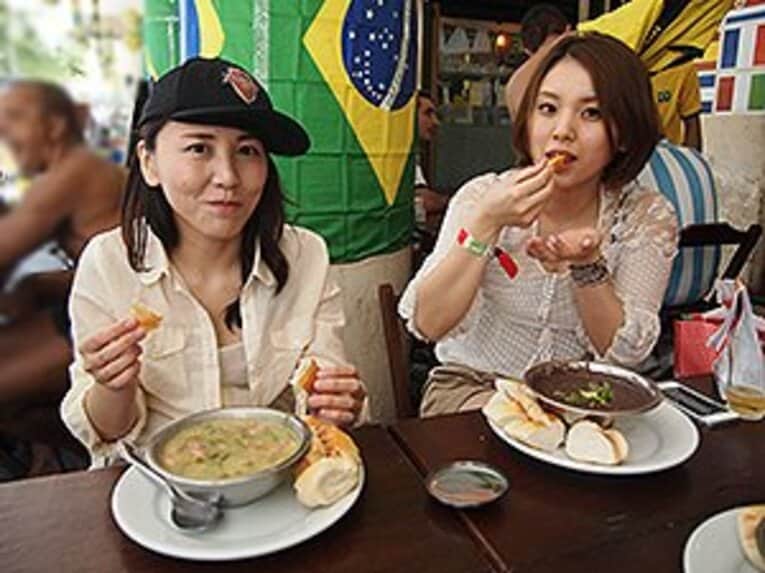 向かって右がフェイジョアーダで、左がカルドヴェルデ。肉、野菜、豆が煮込んであって栄養たっぷりのやさしい味わい。