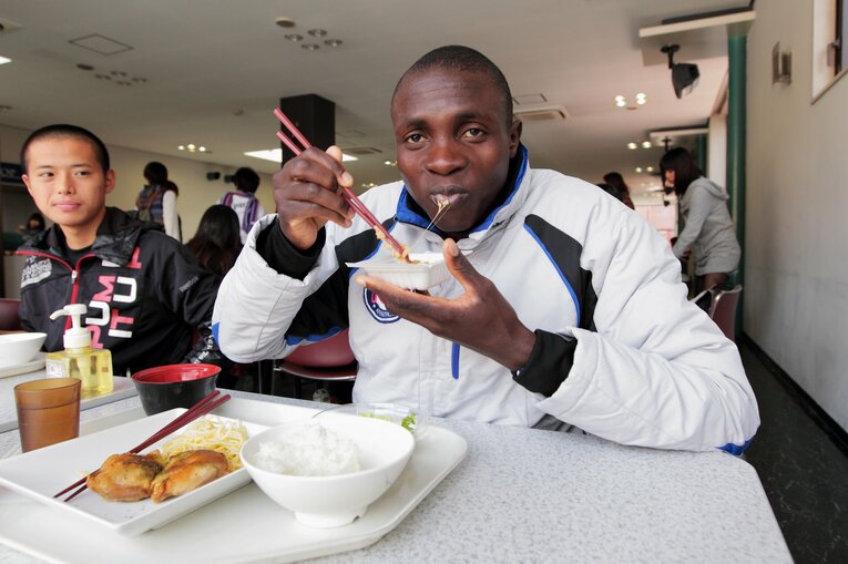 2012年11月撮影（来日1年目）。納豆を食べるオムワンバ ©Shigeki Yamamoto