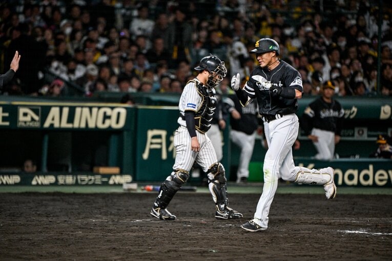 阪神・石井大智から値千金の同点弾を放ったソフトバンク・柳田悠岐　©Nanae Suzuki