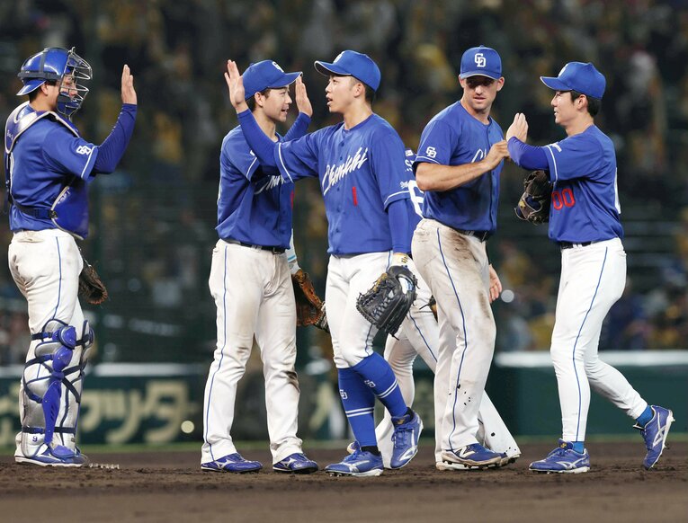 甲子園で阪神に勝ち喜ぶ中日ナイン　©JIJI PRESS