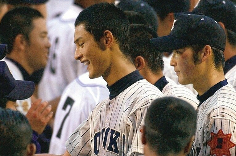 試合後の両チーム整列時、ダルビッシュは白熱の投手戦を繰り広げた千葉経大付のエース松本と抱き合い、笑顔で健闘を称え合った ／ photograph by Asahi Shimbun