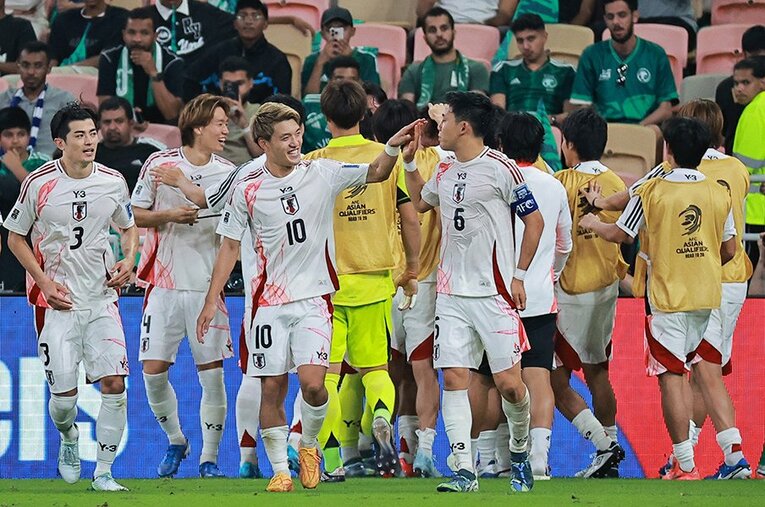 鬼門のアウェーでキッチリと2－0。試合を決めた2ゴール目に、スマホをむけるサウジファンの姿も ／ photograph by REUTERS/AFLO