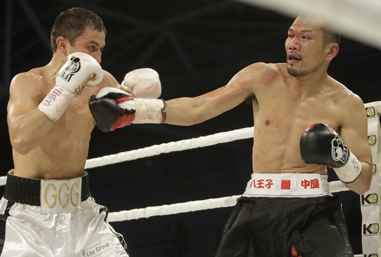 2012年5月、ウクライナでゴロフキンのベルトに挑んだ淵上誠さん。右目の上をカットし、多くの強打を浴びて3回TKO負けを喫した　©AFLO