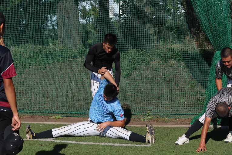 園村慧人主将とストレッチをする村上慶太（写真手前）©Yuki Kashimoto