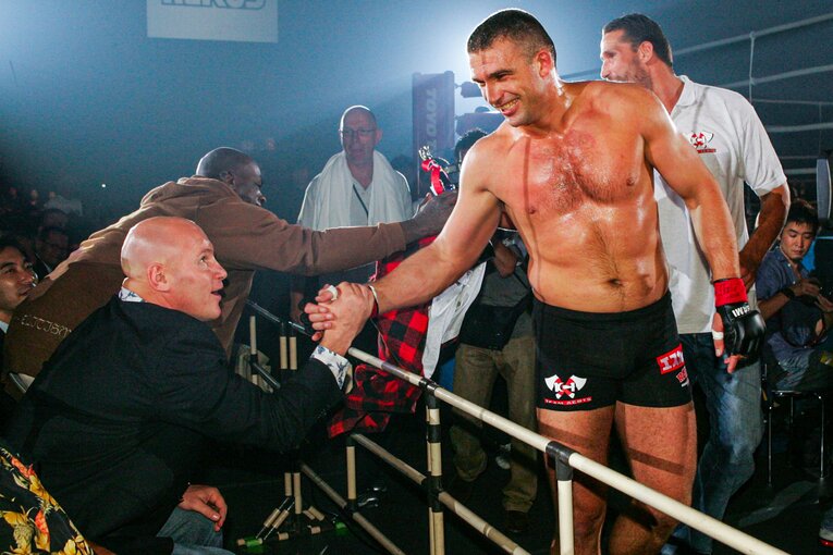 観戦に訪れていたホースト、ベルナルドと笑顔で言葉を交わす　©Susumu Nagao