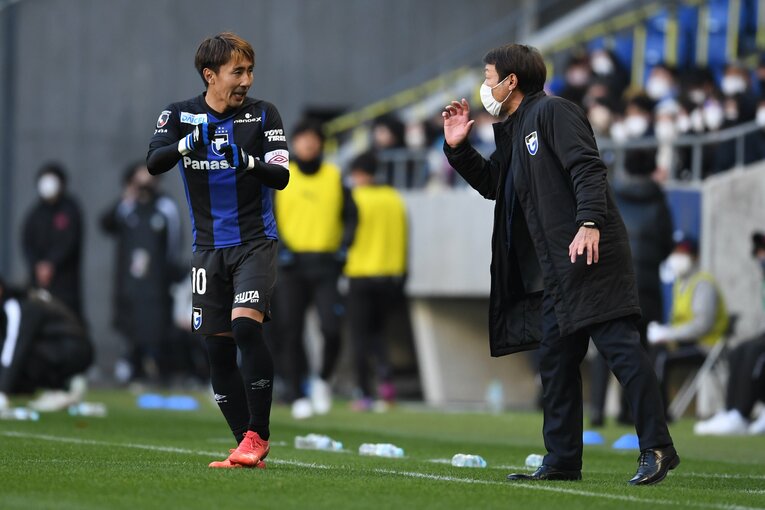 倉田秋に声をかける片野坂知宏前監督