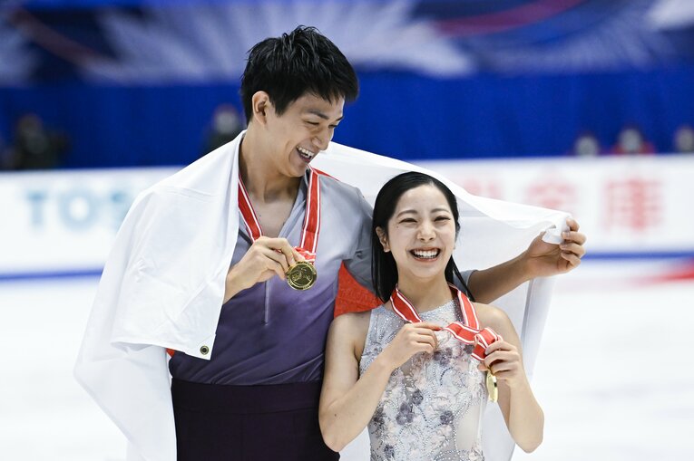 金メダルをもらい、弾ける笑顔を見せる2人　©Asami Enomoto