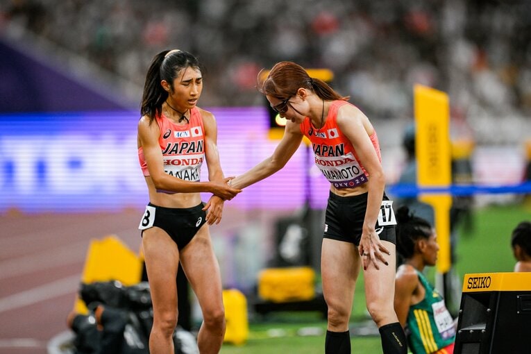 山本のゴールを迎えた田中との感動の抱擁の一部始終　©Nanae Suzuki