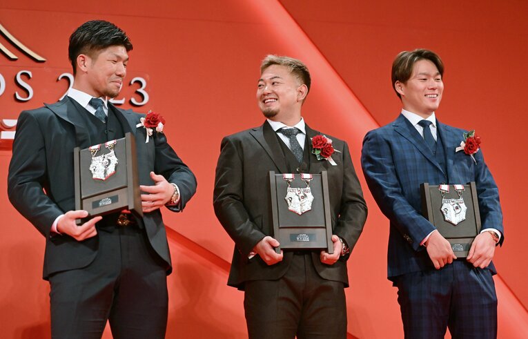 昨シーズンは共にベストナインに選出され、揃って表彰を受けた。（左から）頓宮、森、山本　©︎JIJI PRESS