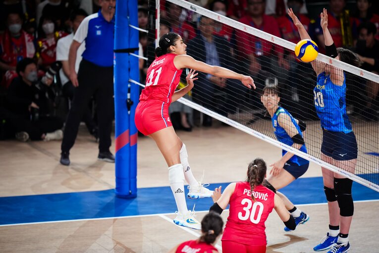 荒木彩花（VNLセルビア戦）©︎Volleyball World