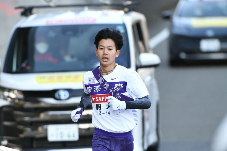 6区・伊藤蒼唯のラスト3kmから大八木弘明監督を乗せた白のミニバンが後ろから追走。勇退する指揮官が最後に叫んだのは… ／ photograph by JMPA