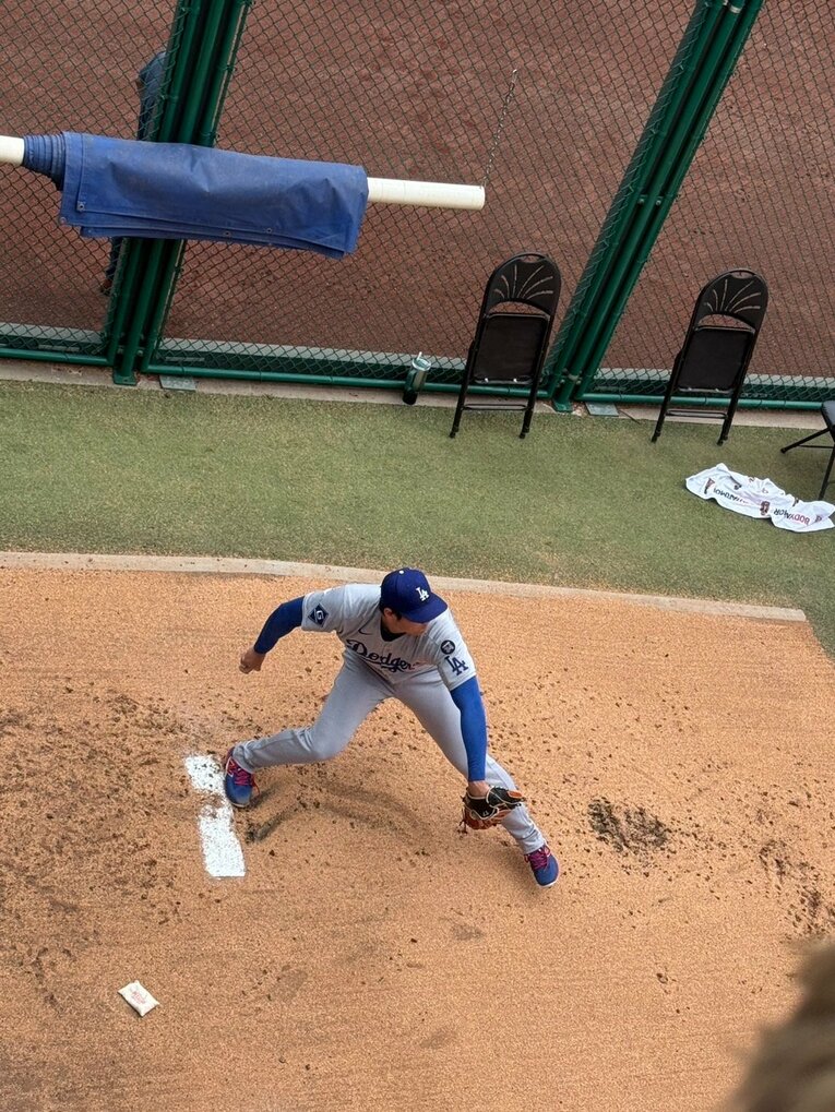 【番記者が撮った“テレビに映らない”大谷＆ドジャース写真】大谷の投球練習　©Naoyuki Yanagihara