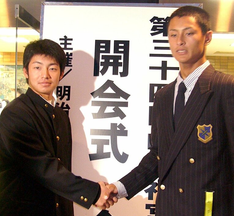 早大時代の鳥谷と握手するダルビッシュ有（東北） ／ photograph by Sankei Shimbun