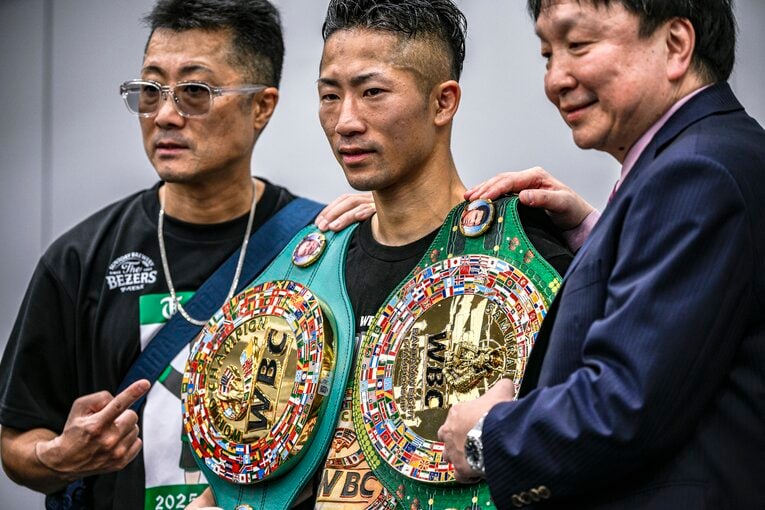 父・真吾トレーナー、大橋秀行会長と勝利を報告する井上拓真　©︎Takuya Sugiyama