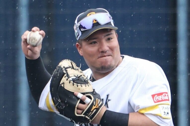 山川穂高が加入したソフトバンク。“TVには映らない”キャンプ地の雰囲気とは？ ／ photograph by JIJI PRESS