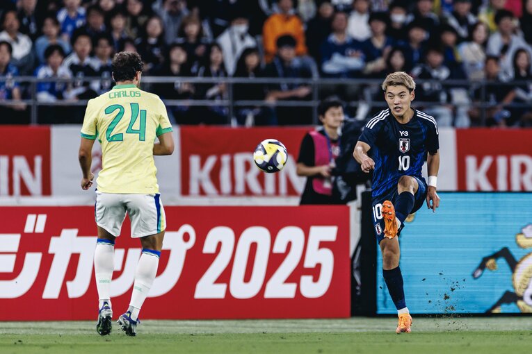 中村敬斗の同点ゴールにつながる浮き球パスを供給した堂安律　©Kiichi Matsumoto