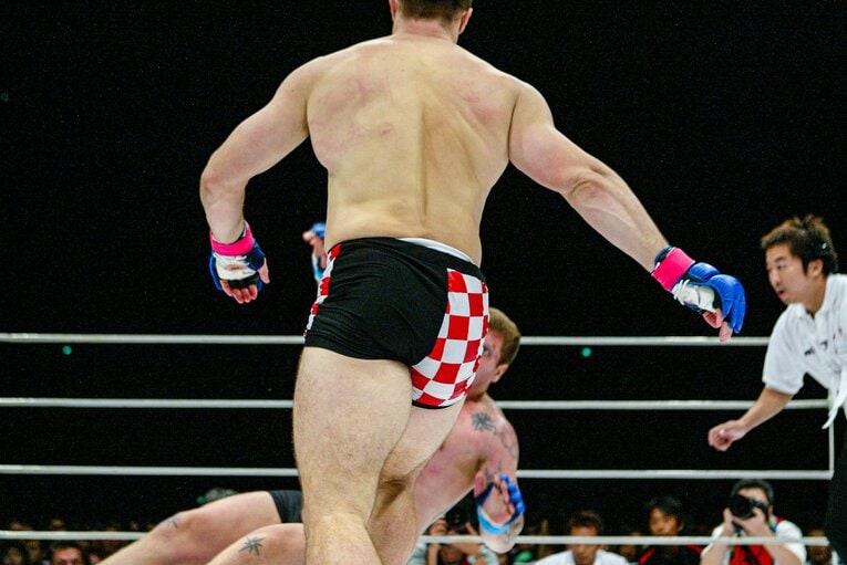 2004年8月、エメリヤーエンコ・アレキサンダー戦のハイキック（4枚目／全10枚）©Susumu Nagao