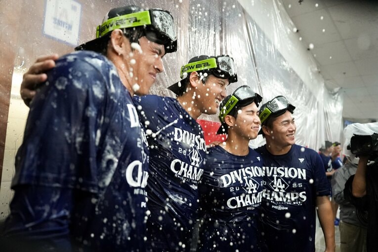 【テレビに映らない素顔の朗希／30枚超】地区優勝後のシャンパンファイトでの佐々木、大谷、キム・ヘソン、山本。朗希の表情はこの時控え目だったが…写真はまだまだ続きます　©Getty Images