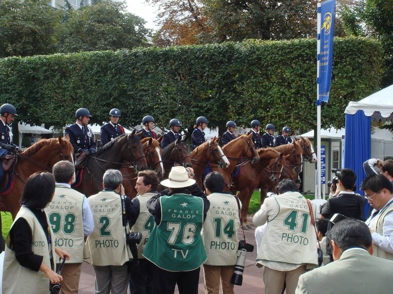 2006年10月1日、凱旋門賞当日のロンシャン競馬場。待ち構えるフランスの騎馬隊　©Akihiro Shimada