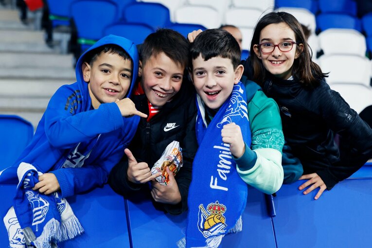 「“クボの疑惑PK”を写真で見ると」「日本代表ユニの少年も」ダービー熱狂のゴラッソ…映像で伝わりきらない“MVP久保建英”の英雄ぶり(11)