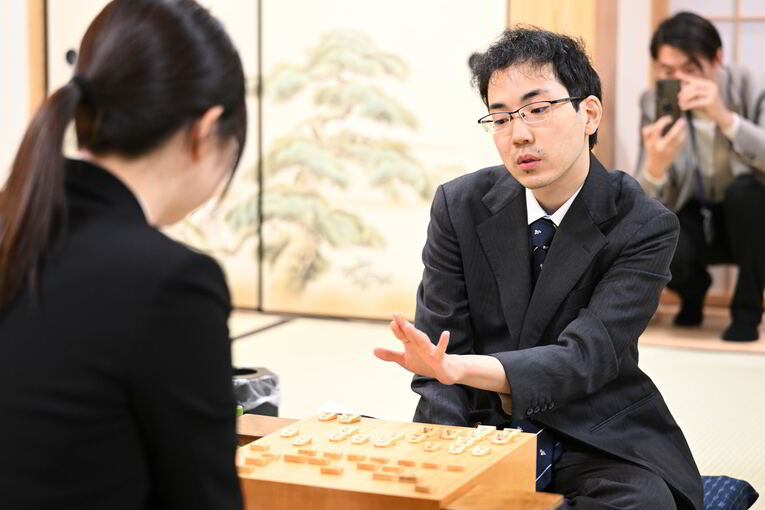 第5局の試験官を務めた柵木　©Keiji Ishikawa