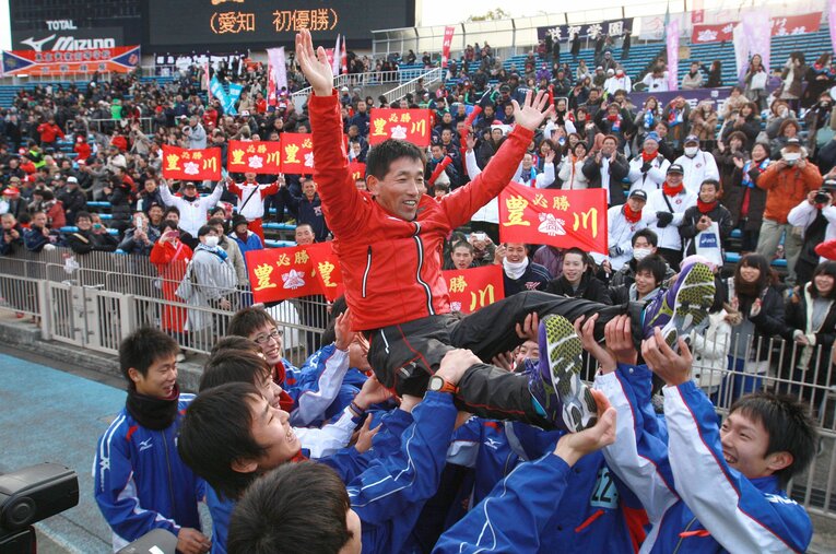 2012年都大路で初出場初優勝を達成した愛知・豊川高の胴上げシーン。留学生を除くとアンカー以外は全員、宮城・仙台育英高からの転校組だった ／ photograph by JIJI PRESS