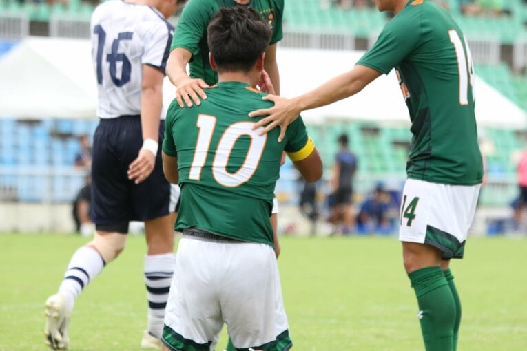 仲間たちに支えられる松木　©︎Takahito Ando