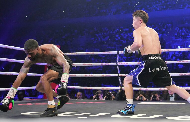 両手を垂らしてよろめくフルトンに素早く接近する井上尚弥　©Naoki Fukuda