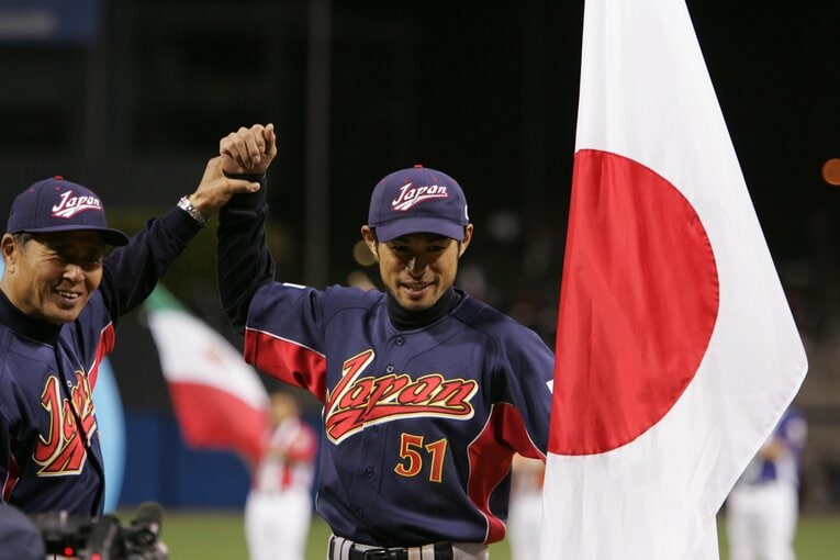 第1回WBCを優勝し喜ぶ王貞治監督とイチロー　©BUNGEISHUNJU