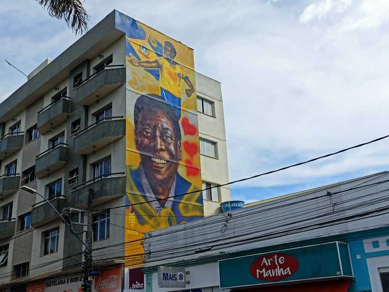 市内のビルにはペレの壁画が　©Hiroaki Sawada