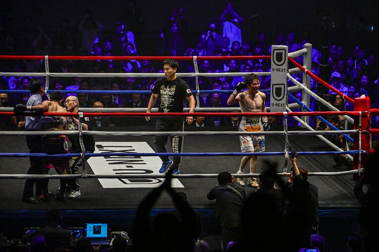 劇的な勝利を喜ぶ寺地。寺地陣営の横井龍一トレーナーが駆け寄って阿久井の体を支える　©Takuya Sugiyama