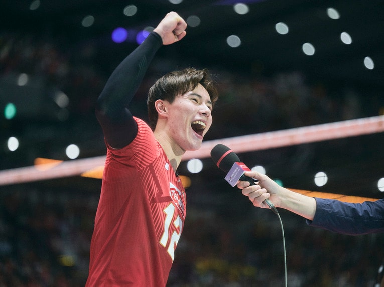 「藤井さん、やったよー！」慣れない日本代表活動を支えてくれた大好きな先輩に五輪切符を報告した　©︎Yuki Suenaga