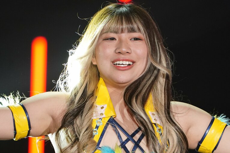 4月からは髪色とコスチュームに変化が。イメージチェンジにファンも驚いた　©Essei Hara