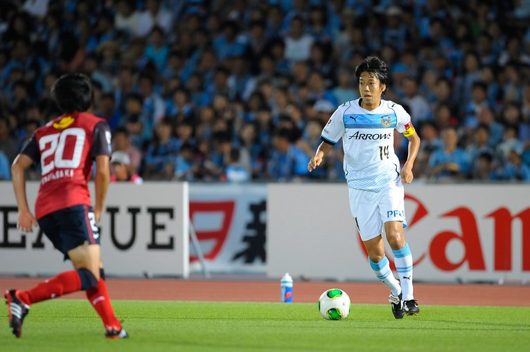 2013シーズン、柴崎岳（当時鹿島）とマッチアップする中村©Toshiya Kondo